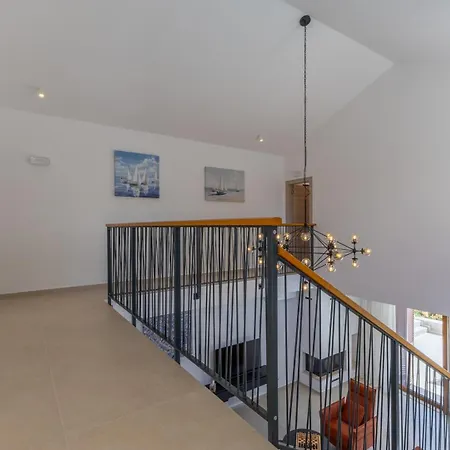 Olive Court Kras Villa